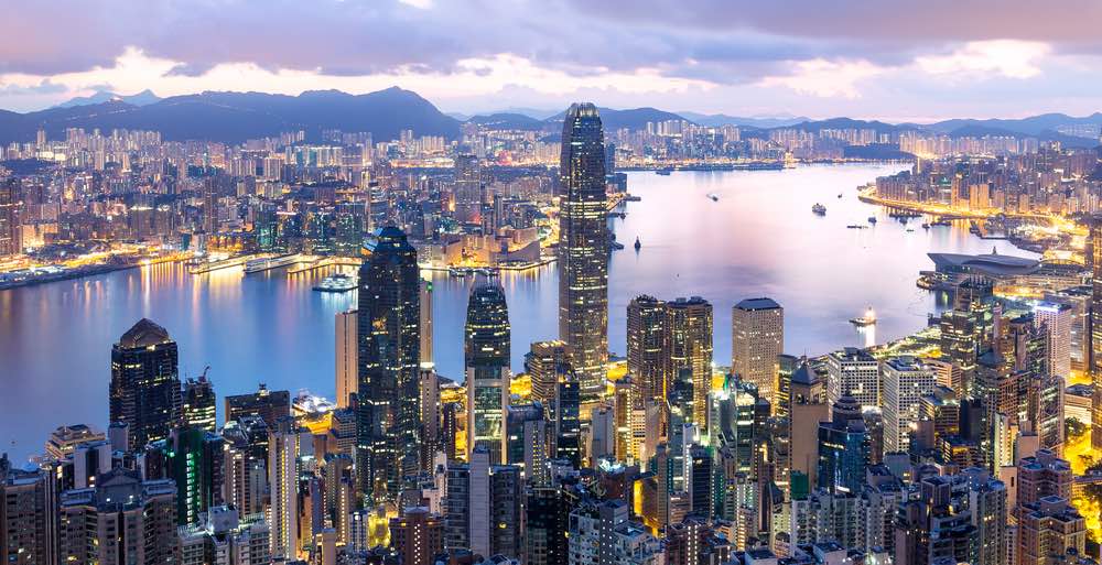 Skyline in het donker van Hong Kong